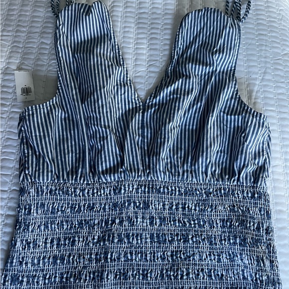 Fitted Striped Sleeveless V-Neck Tie-Shoulder Smocked Blouse size medium - Picture 2 of 5